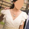 Novia con cuello en v luciendo un vestido de gasa en un matrimonio campestre