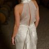 Vestido de novia de seda diseñado por Karyn Coo con bordados