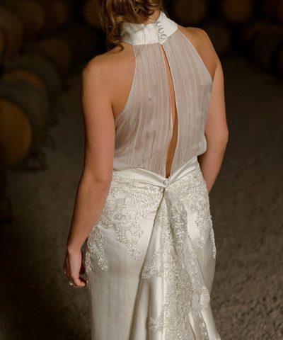 Vestido de novia de seda diseñado por Karyn Coo con bordados