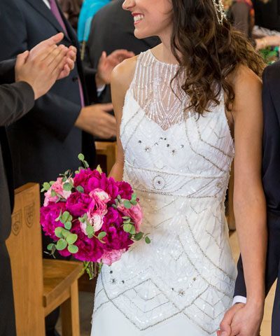 Detalle vestido de novia con parte superior de pedrería en tonos plateados y blancos