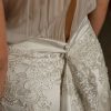 Detalle vestido de novia con bordados y transparencias en la espalda