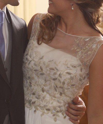 Vestido de novia bordado con cuello alto transparente