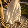 Novia en su matrimonio en la playa con vestido de gasa