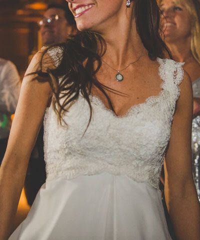 Detalle vestido de novia con encaje y capas de gasa