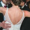 Espalda reducida de vestido de novia con encajes y transparencias hecho por oui