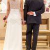 Espalda de vestido en el matrimonio con transparencias bordadas en pedreria