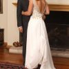 Vestido de novia de seda con espalda reducida y bordados