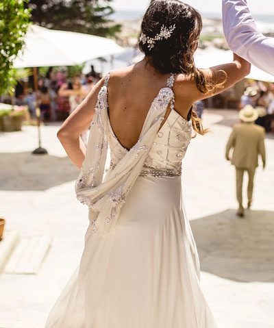 Espalda de vestido de novia rebajada con pedreria y velo