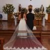 Vestido de novia con velo bordado