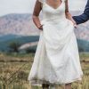 Vestido de novia con escote en v y bordados