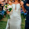 Vestido de novia con transparencias y bordados hueso
