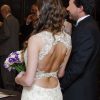 Espalda de vestido usado de novia con pedrería y encaje
