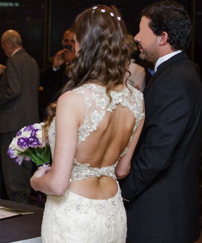 Espalda de vestido usado de novia con pedrería y encaje
