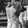 Vestido de novia con espalda rebajada y lazo