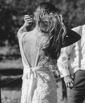 Vestido de novia con espalda rebajada y lazo
