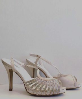 Zapatos de novia con pedreria y taco alto