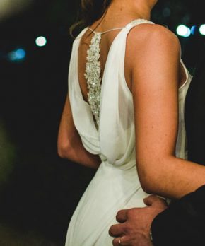Vestido de novia con original espalda de pedreria