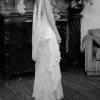 Vestido de novia con capas de seda, gasa y encaje