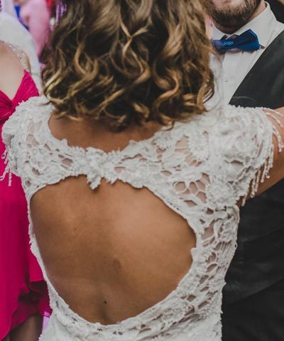 Vestido de novia con espalda circular