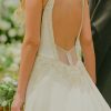 Vestido de novia con espalda profunda y trasparencias