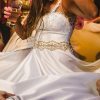 Vestido de novia con cinturon de pedreria y bordados en el top