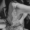 Vestido de novia con espalda descubierta y pedreria bordada a mano
