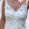 Vestido de novia con escote en v y pedreria bordada alrededor