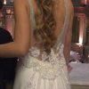 Vestido de novia con espalda rebajada y tul bordado con flores