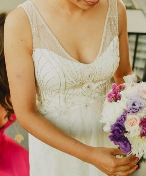 Vestido de novia con escote en v y transparencias