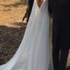 Vestido de novia con espalda reducida y alitas de gasa