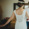 Vestido de novia ajustado con encaje y transparencias
