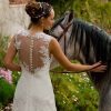 Vestido de novia ajustado en el top con espalda transparente y encaje