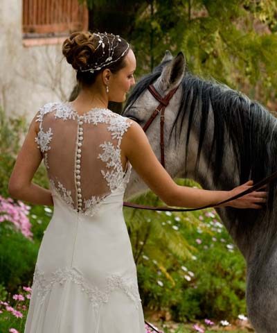 Vestido de novia ajustado en el top con espalda transparente y encaje