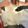 Vestido de novia con top de encaje y aplicaciones de pedreria en los hombros