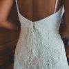Detalle de vestido de novia con macrame y espalda descubierta