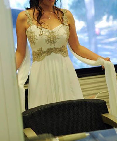 Vestido de novia de gasa de seda con dorado y encaje