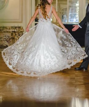 Vestido de novia en movimiento, donde se puede ver el encaje