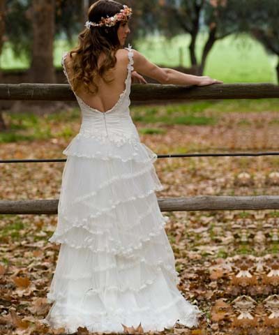 Vestido de novia con espalda rebajada en u y capas