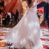 Vestido de novia con espalda rebajada y pedreria bordada con transparencias