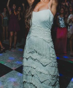 Vestido de novia estilo hippie chic con macrame y flecos