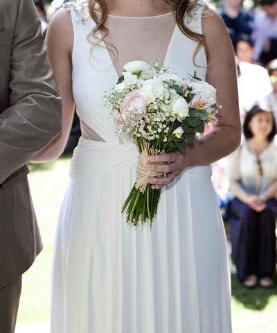 Vestido de novia con corte en la cintura y escote pronunciado tapado por gasa transparente