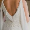 Vestido de novia con espalda rebajada y aplicaciones de flecos