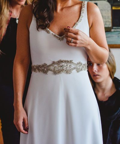 Vestido de novia de gasa con pedreria en tonos plata