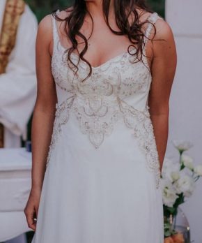 Vestido de novia de gasa con escote en v y bordados en tonos hueso