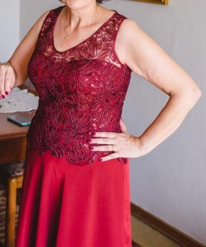 Madrina con vestido de encaje y gasa color rojo italiano