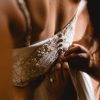 Detalle de encaje frances bordado a mano de vestido de novia