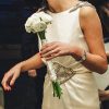Detalle de pedreria plateada en vestido de novia
