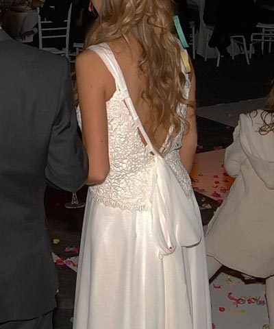 Vestido de novia usado con espalda rebajada y cinta