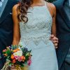 Detalle de macrame de vestido de novia y escote halter