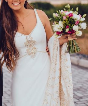 Vestido de novia con bordados a mano dorados